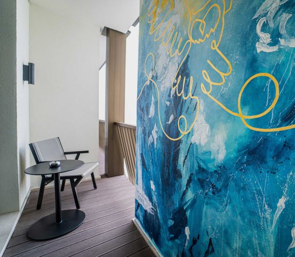 Mural umetnika Ognjena Dževrnje u gostinskoj sobi sa velikim bračnim krevetom
