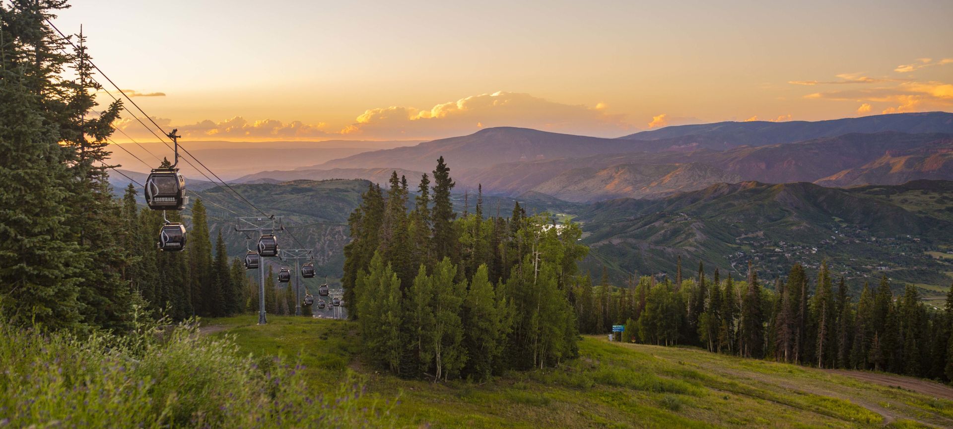 Picturesque view of Snowmass Mountain