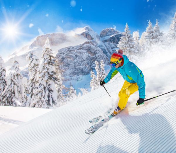 Muškarac se skija niz ski-stazu