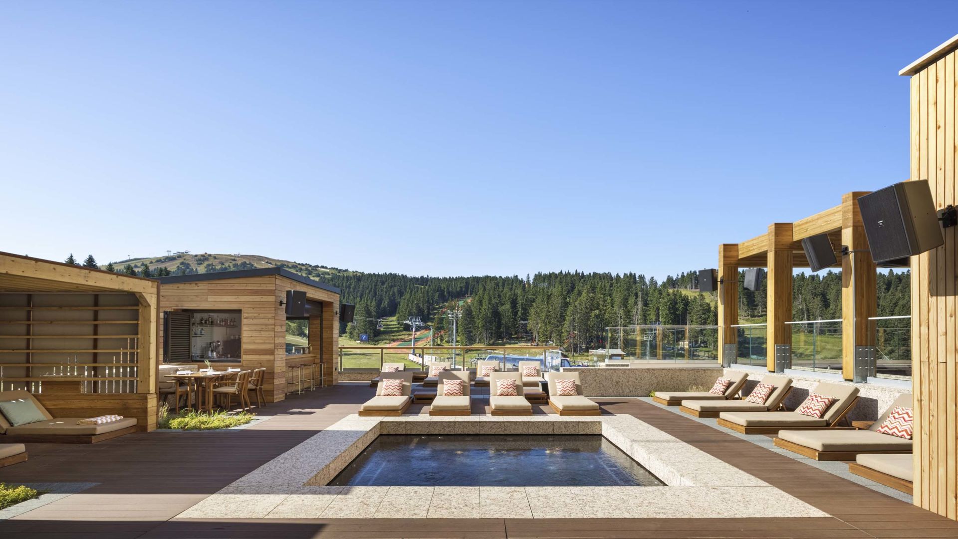 Outdoor whirlpool terrace with seating and mountain views
