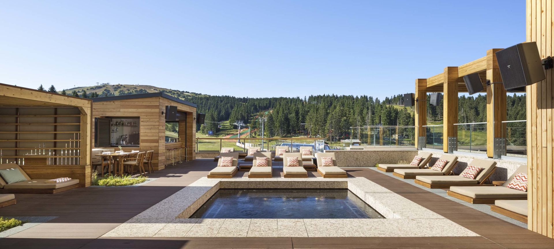 Outdoor whirlpool terrace with seating and mountain views